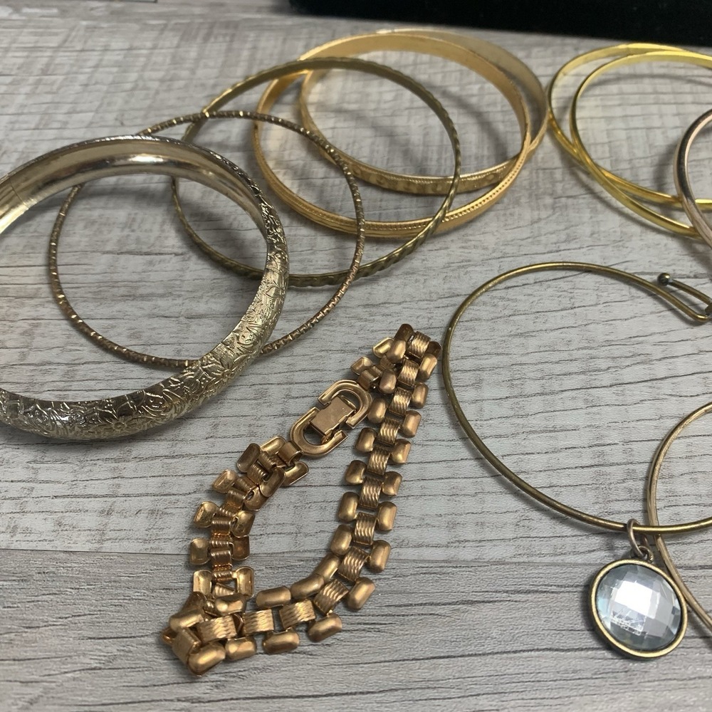 Lot of 16 Stackable gold tone bracelets 6-8 Inches - Picture 6 of 9